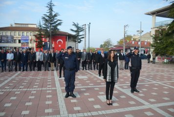 Büyük Önder Gazi Mustafa Kemal Atatürk’ün ebediyete intikalinin 85. yıl dönümü münasebetiyle ilk olarak Cumhuriyet Meydanında "Çelenk Sunma Töreni" yapıldı.