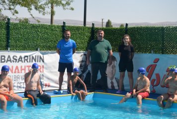 Beylikova Belediyesi Yaz Spor Okulu Ücretsiz Yüzme Kursunda Vatandaşlar Keyifle Yüzme Öğreniyor.
