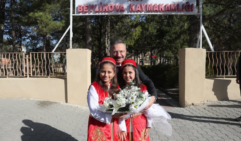 Bir dizi ziyaret ve incelemelerde bulunmak üzere Beylikova İlçemize gelen Valimiz Sayın Hüseyin Aksoy, Beylikova Kaymakamlığını ziyaret etti.
