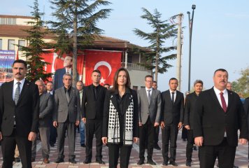 Büyük Önder Gazi Mustafa Kemal Atatürk’ün ebediyete intikalinin 85. yıl dönümü münasebetiyle ilk olarak Cumhuriyet Meydanında "Çelenk Sunma Töreni" yapıldı.
