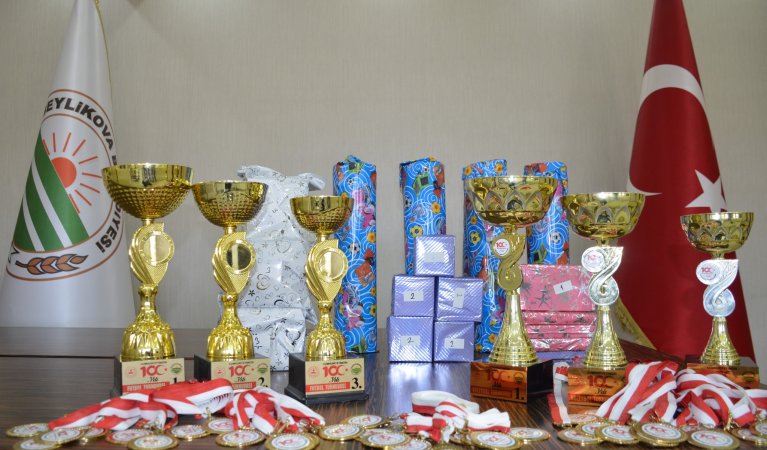 Beylikova Belediyesi'nin, Cumhuriyetimizin 100. yıl anısına düzenlenen tüm yarışmalarda dereceye giren takım ve öğrencilerimize hazırladığı kupa, madalya, hediye ödüller hazır..