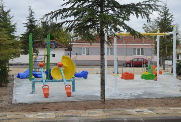 YENİ MAHALLE PARKINDA SON RÜTUŞLAR YAPILIYOR