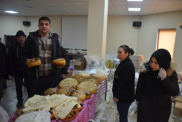 Beylikovalı Kadınlar, İmece Usulü Hazırladıkları 20 Bin Köy Ekmeğini Depremden Etkilenen İhtiyaç Sahipleri İçin Pişirdi.