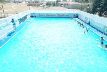 Millet Bahçesindeki Belediye Yüzme Havuzu Ücretsiz Halkımızın Hizmetine Açılmıştır.