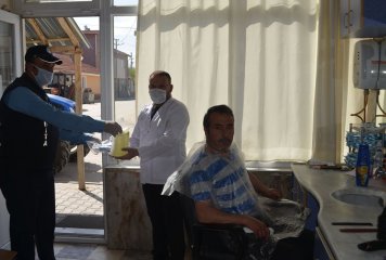 Beylikova Belediyesi olarak korona virüsle mücadelede kapsamında Esnafımıza maske ve kolonya dağıtımı yaptık.