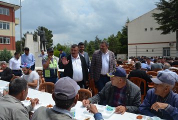 Beylikova Belediyesi organizesi ile İlçe Ziraat odası, çiftçi ve üreticiler, esnaf ve vatandaşlarımızın katkılarıyla Beylikova'da yağmur ve şükür duası yapıldı.