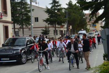 Beylikova’da Cumhuriyet'in 100. yılında düzenlenen etkinlikler kapsamında Beylikova Kaymakamı Kübra Eroğlu, Belediye Başkanı Özkan ALP ve öğrencilerin katılımıyla bisiklet turu yapıldı.