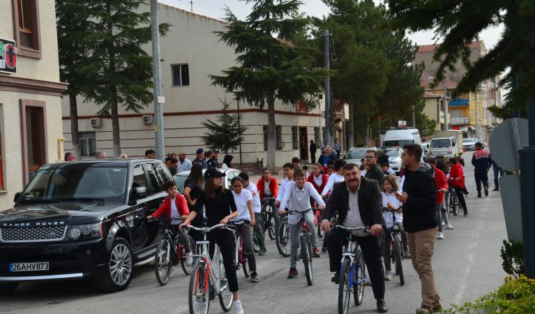 Beylikova’da Cumhuriyet'in 100. yılında düzenlenen etkinlikler kapsamında Beylikova Kaymakamı Kübra Eroğlu, Belediye Başkanı Özkan ALP ve öğrencilerin katılımıyla bisiklet turu yapıldı.