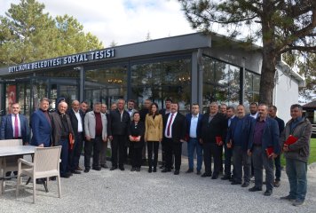 Beylikova'da 19 Ekim Muhtarlar günü dolayısıyla Cumhuriyet Meydanı'nda çelenk töreni düzenlendi.