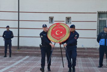 Beylikova Cumhuriyet Alanında gerçekleştirilen Cumhuriyetimizin 100. Yılı Kutlamaları Beylikova Kaymakamı Kübra Eroğlu ve Belediye Başkanımız Özkan Alp'in Atatürk Büstüne Çelenk koyma töreni İle Başladı.
