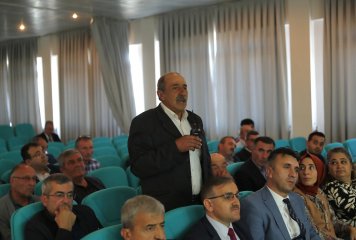 Valimiz Sayın Hüseyin Aksoy, her ay bir ilçemizde yaptığı muhtarlar toplantısını, kurum amirlerinin katılımıyla Beylikova muhtarları ile gerçekleştirdi.