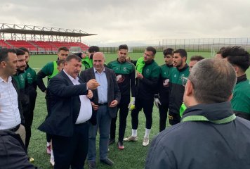 Belediye Başkanı Özkan Alp ve belediye meclis üyeleri ile birlikte Süper Amatör Play-Off liginde karışılacağı Demirspor maçı hazırlıklarını sürdüren takımımızı İlçe stadyum tesislerinde ziyaret etti.