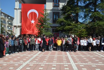 Türkiye Cumhuriyeti’nin kurucusu Mustafa Kemal Atatürk’ün, Büyük Millet Meclisinin açılışı ile beraber Türk çocuklarına armağan ettiği 23 Nisan Ulusal Egemenlik ve Çocuk Bayramı Beylikova’da coşku ile kutlandı.