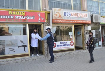 Beylikova Belediyesi olarak korona virüsle mücadelede kapsamında Esnafımıza maske ve kolonya dağıtımı yaptık.